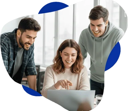 3 personas trabajando felices.